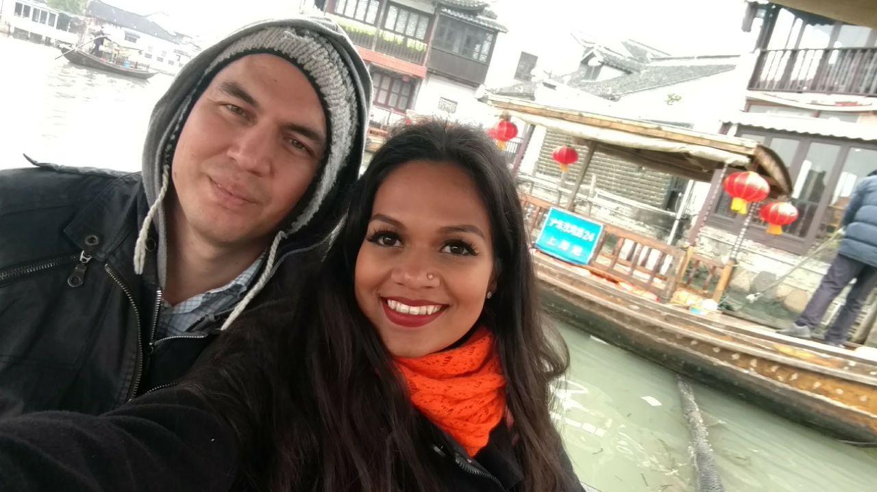 Altán Cabal Lombodorzh y Anita Lucía Hernández estuvieron en China en diciembre anterior, con los tiquetes en $340 (¢196.000) que anunciaron en su sitio Explorador de Viajes.