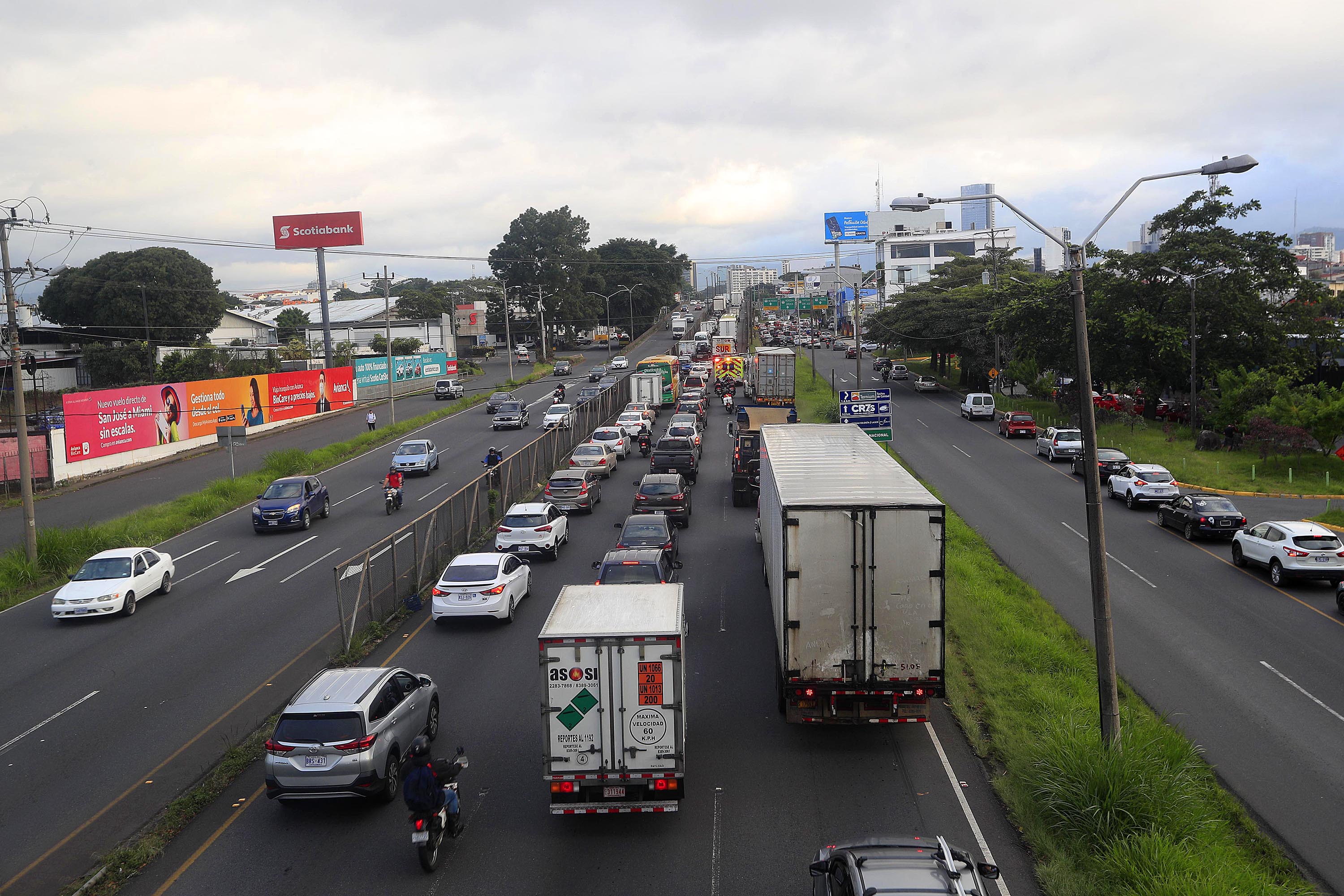 11/11/2021 La Uruca. Circulación de vehículos, para temas de Restricción vehicular sanitaria y/o Marchamo, desde el puente peatonal frente al Hospital México.