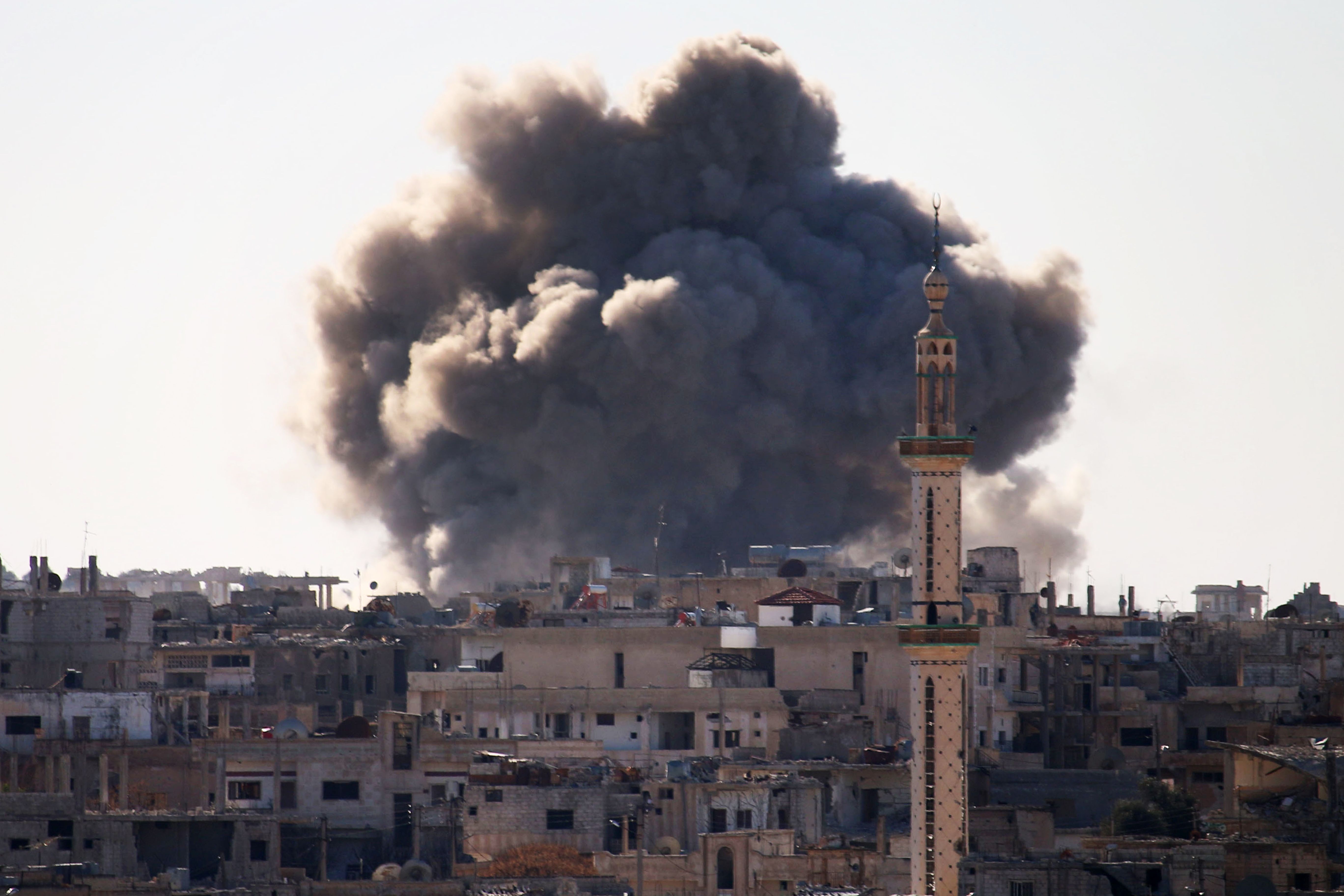 Una columna se humo se observa en una zona de Daraa, en el sur de Siria, tras un ataque aéreo.
