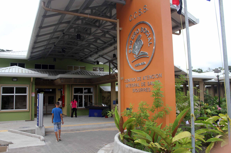 La póliza todo riesgo, otorgada a Oceánica de Seguros, cubre toda la infraestructura médica de la Caja, valorada en $2.068 millones, de catástrofes. En la imagen, el Centro de Atención Integral de Salud (CAIS) de Siquierres, en Limón.