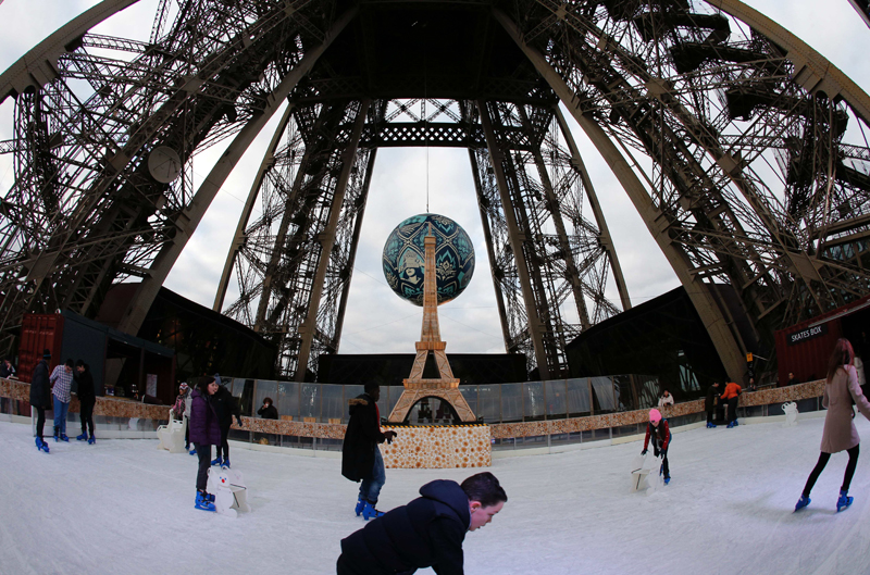 La ciudad de París es la sede de la cumbre del clima, reunión que deberá acordar un nuevo régimen que evite un incremento de la temperatura promedio de 2 °C. Esto ya se había intentado en Copenhague y fracasó. París tiene el reto de devolver el optimismo a la negociación. | AFP
