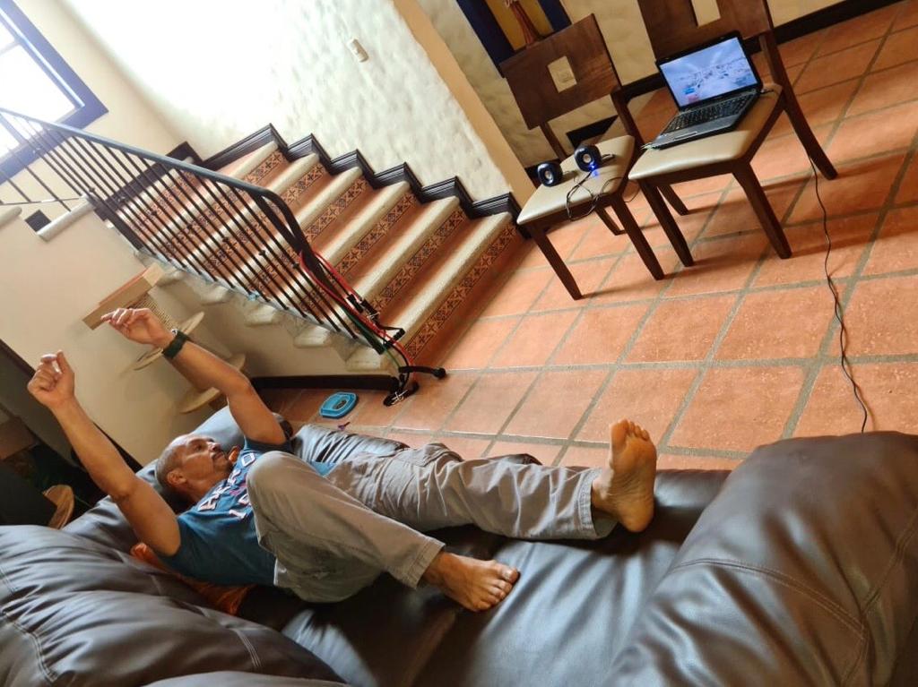 José Ángel Ramírez y la enfermera Erika Badilla Sánchez idearon ofrecer a pacientes con covid-19, que están en los salones, pero que no en cuidados intensivos, oportunidades para que realicen sesiones cortas de actividad física a una intensidad leve.