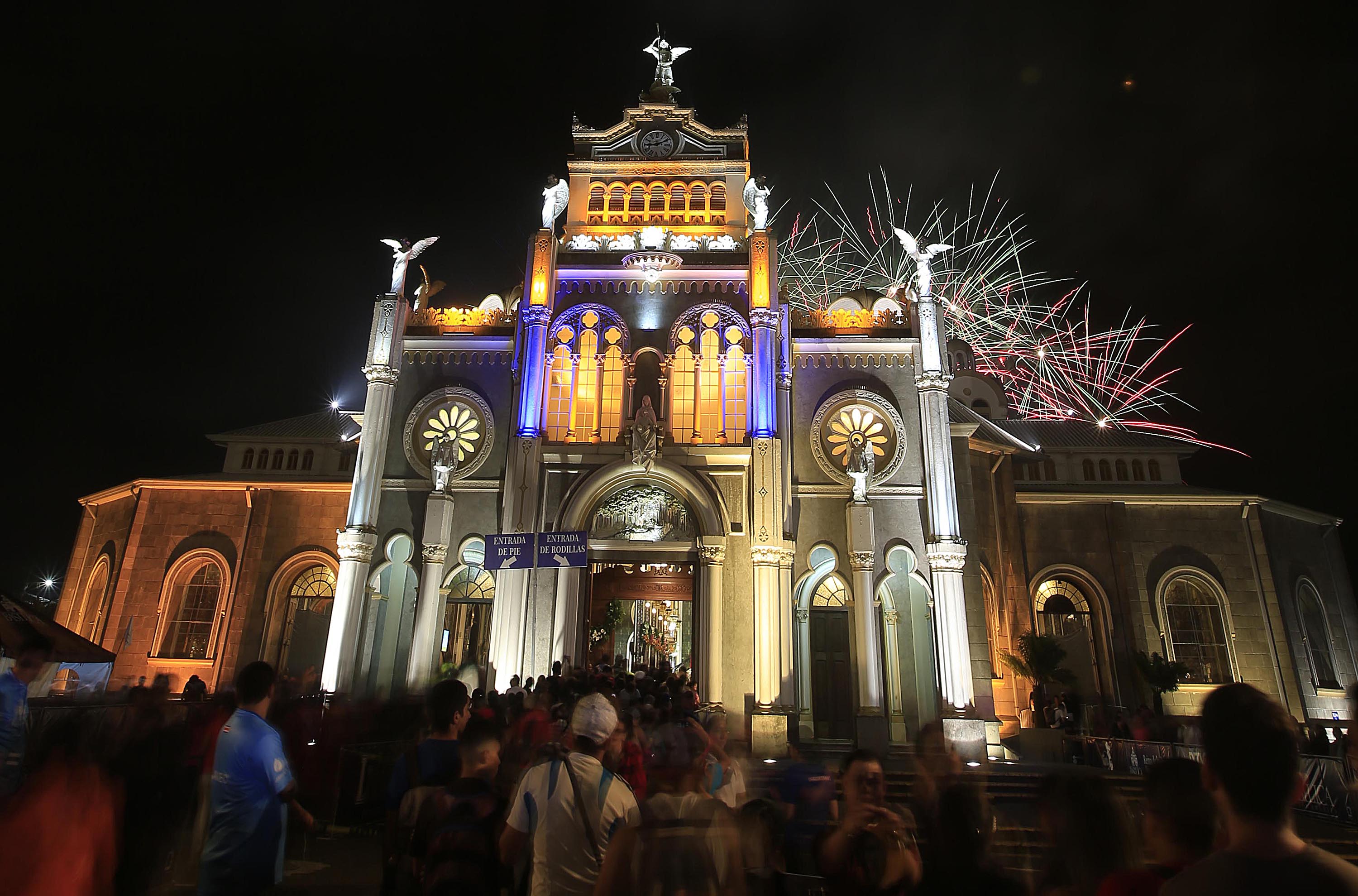 01/08/2019 Cartago. Pasadas las 9 de la noche se realizó el tradicional juego de pólvora en honor a la Virgen de los Angeles, que como de costumbre disfrutaron los romeros que llegaban a saludar a La Negrita. Foto: Rafael Pacheco