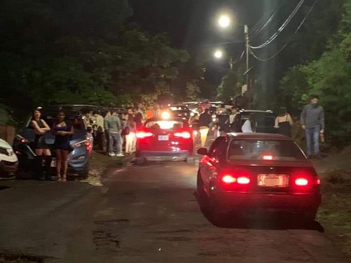 Con este tipo de situaciones se topan los vecinos de San Rafael de Heredia cuando circulan por las calles cercanas a la propiedad que alberga las fiestas. Foto: cortesía para LN.