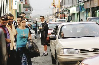 El jueves pasado, en las inmediaciones del Mercado Central de San José, muchos hacían fila para abortar un “taxi colectivo” que los llevara a la León XIII. El servicio organizado cobra ¢400 por persona. | FRANCISCO RODRÍGUEZ