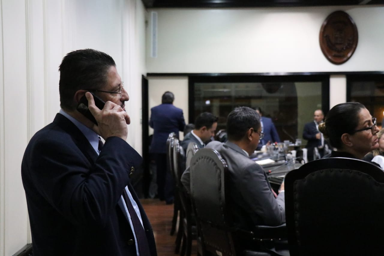 17/03/2020. El Ministro de Hacienda Rodrigo Chaves se reunió dentro del Plenario Legislativo con varios diputados para discutir asuntos fiscales que tienen que ver con el coronavirus Covid-19. Foto Aarón Sequeira