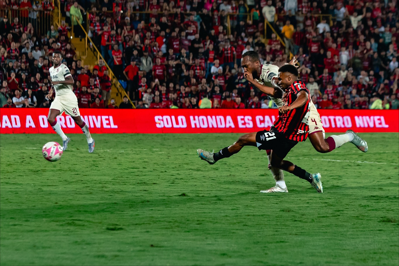 Kenyel Michel fue figura en el clásico nacional con sus goles y espera ayudar a Liga Deportiva Alajuelense en la semifinal de la Copa Centroamericana de Concacaf contra Olimpia.
