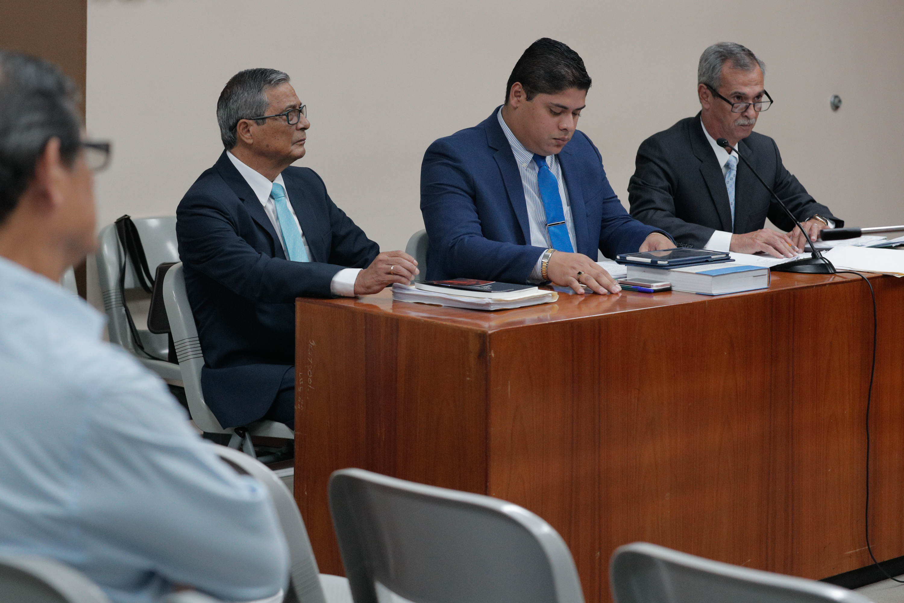 17/6/2019. Tribunales de Goicoechea. Juicio contra Jorge Chavarria (en la foto a la iz, de lentes), exfiscal de la Republica. En la foto tambien aparecen los abogados Jorge Solano (centro) y Primo Chacón. Foto Jeffrey Zamora