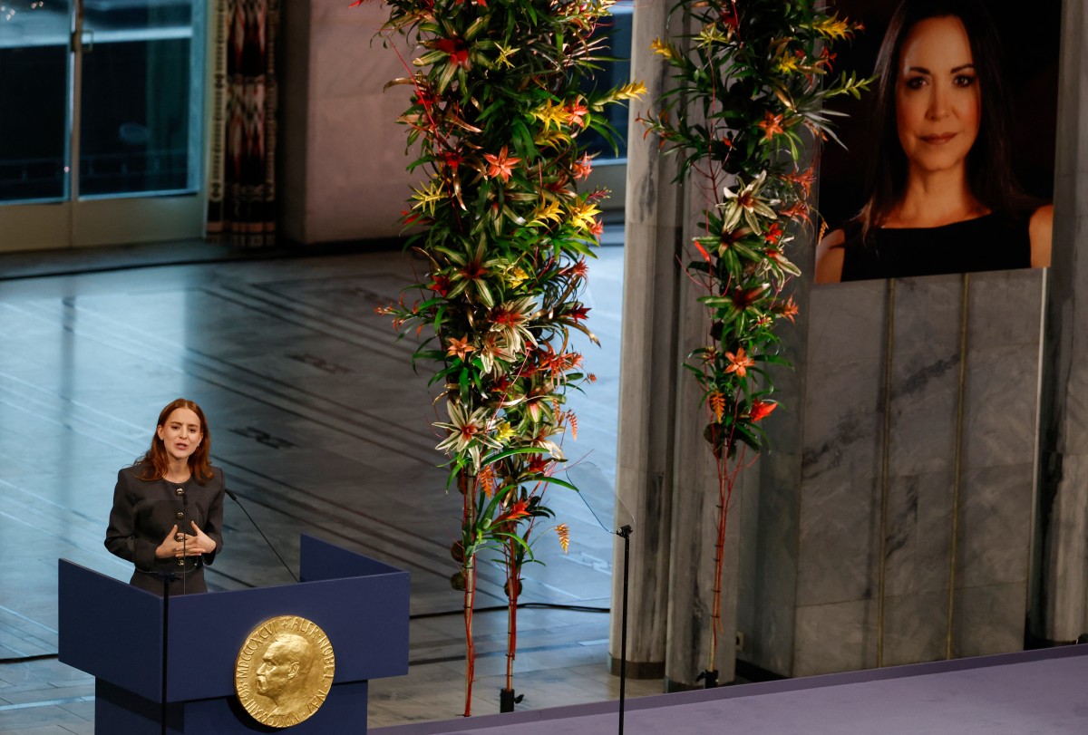 Ana Corina Sosa, hija de Maria Corina Machado, habla en lugar de su madre, la opositora venezolana, al recibir el Nobel de la Paz en Oslo.