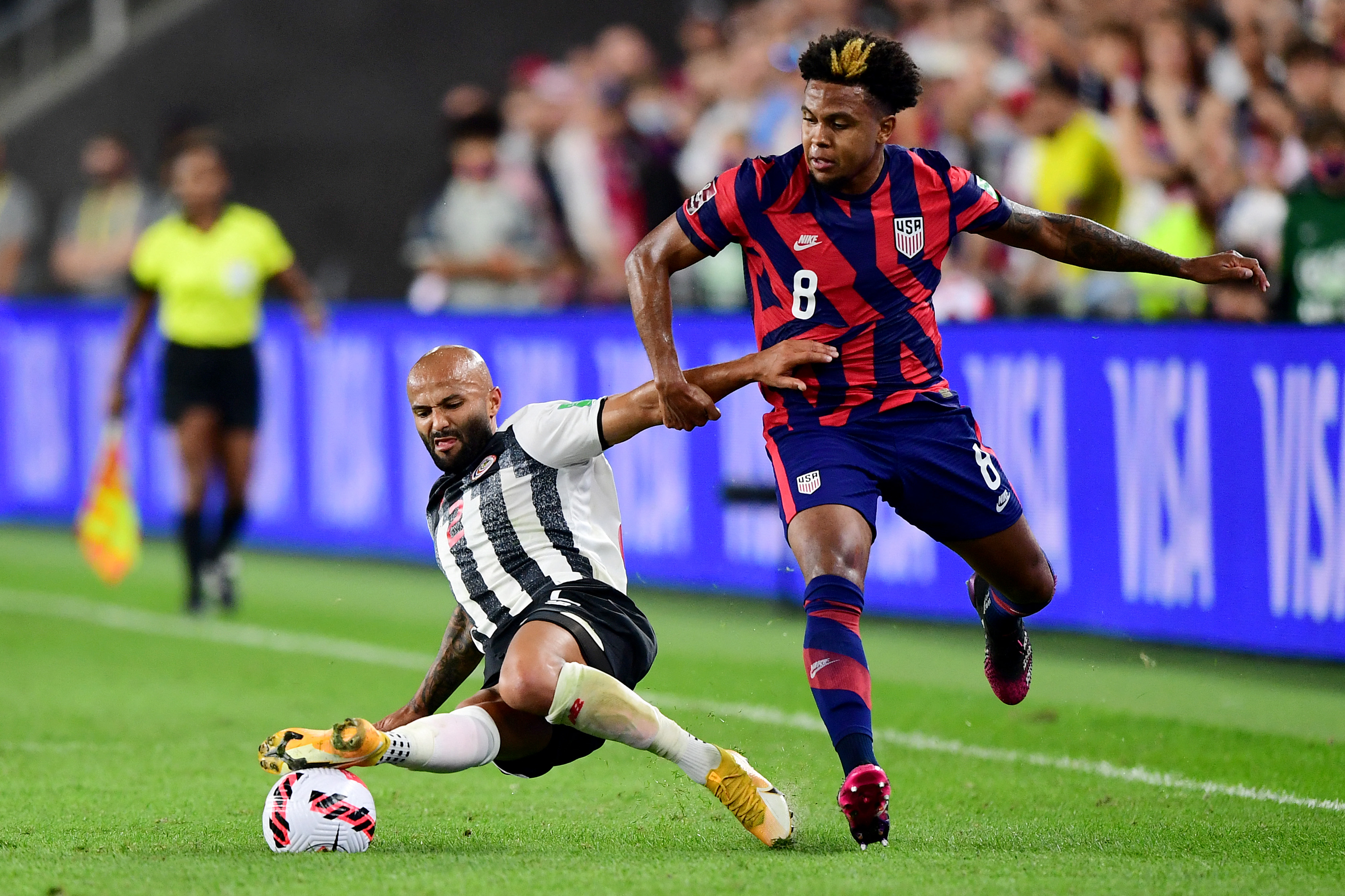Ricardo Blanco lucha contra Weston McKennie en el partido de la Selección de Costa Rica y Estados Unidos en Columbus.