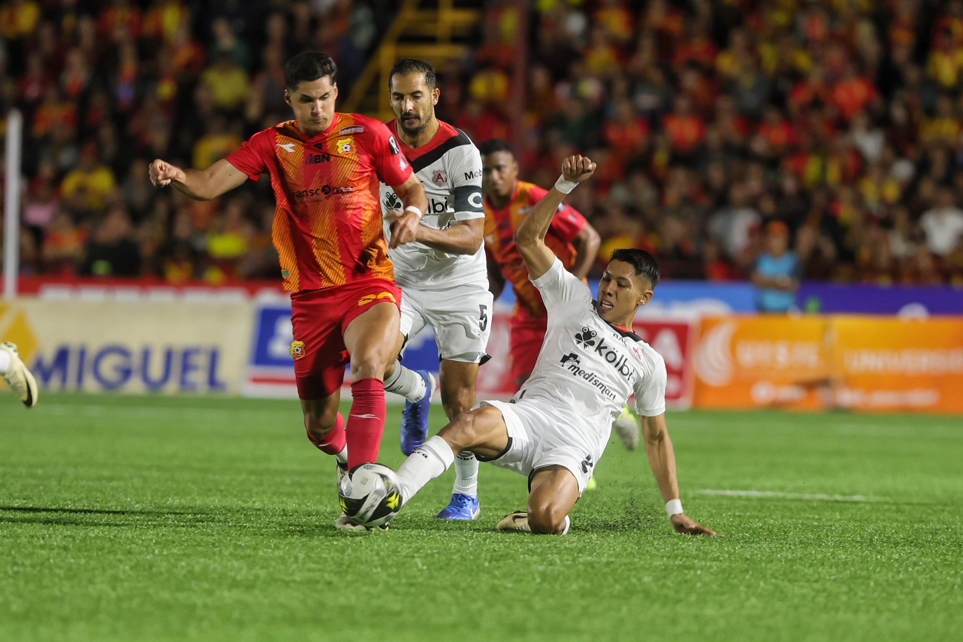 22/12/2024 / Juego entre Herediano vs Liga Deportiva Alajuelense por el partido de ida de la gran final del torneo Apertura de la Liga Promerica / foto John Durán