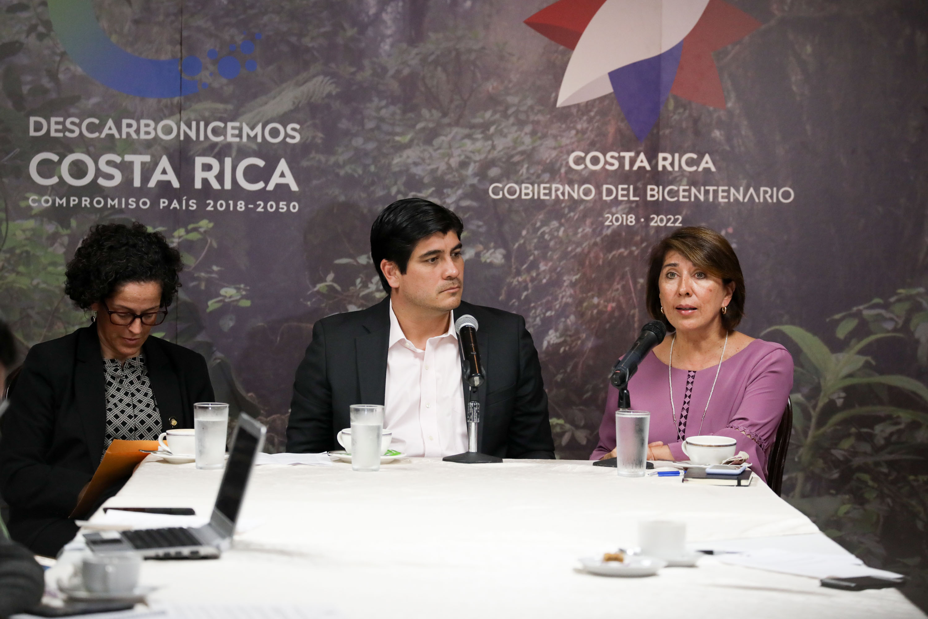 El presidente Carlos Alvarado, anunció esta tarde la salida de Edna Camacho del cargo de ministra de coordinación económica y pasará a representar a Costa Rica ante el Banco Interamericano de Desarrollo (BID) en Washington, EE. UU., a partir del 1.° de julio. Foto: Roberto Carlos Sánchez / Presidencia