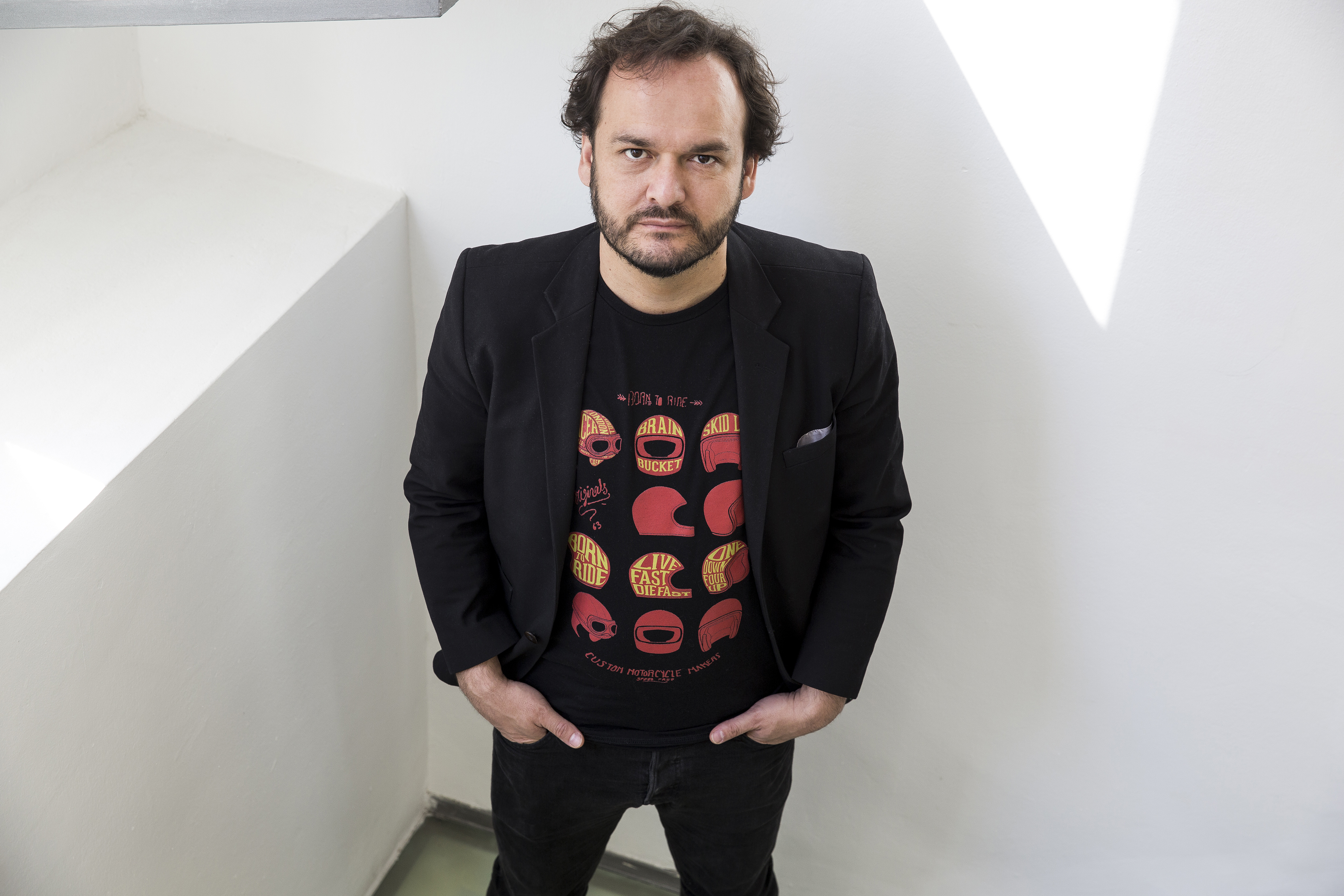 Juan Cárdenas es autor de las novelas Zumbido, Los estratos, Ornamento y El diablo de las provincias