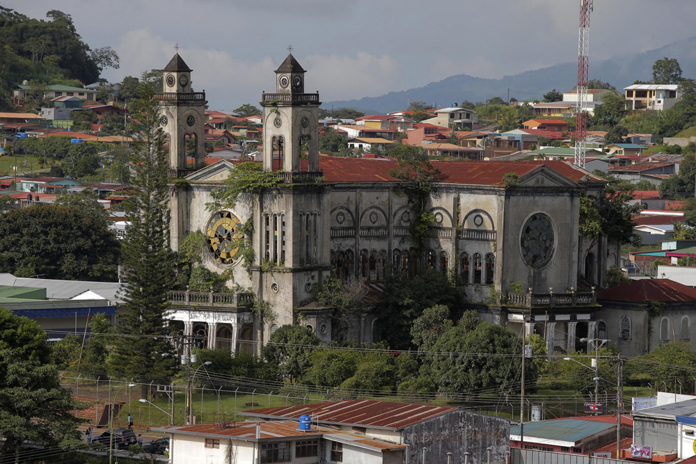 El viejo templo de Santiago Apóstol, Puriscal, es de los pocos vestigios que aún evidencian los daños que dejó el enjambre de 1990. | MAYELA LÓPEZ