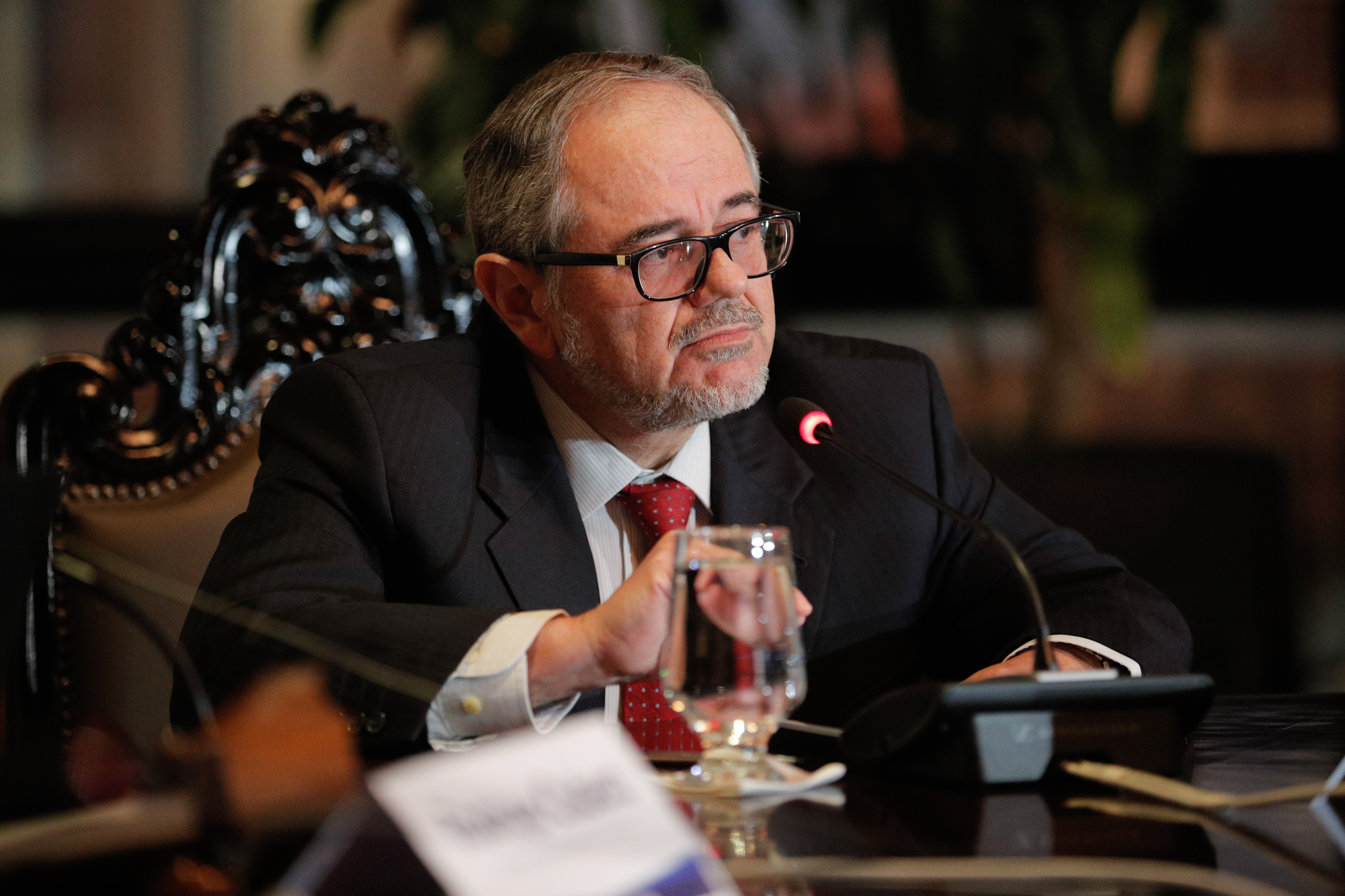 Bernardo Alfaro, superintendente general de entidades financieras en una conferencia el 6 de marzo del 2020 en el Banco Central. El jerarca señaló que las medidas de aplicación general deberían ser evitadas porque no distinguen la verdadera situación de los deudores. Foto Jeffrey Zamora