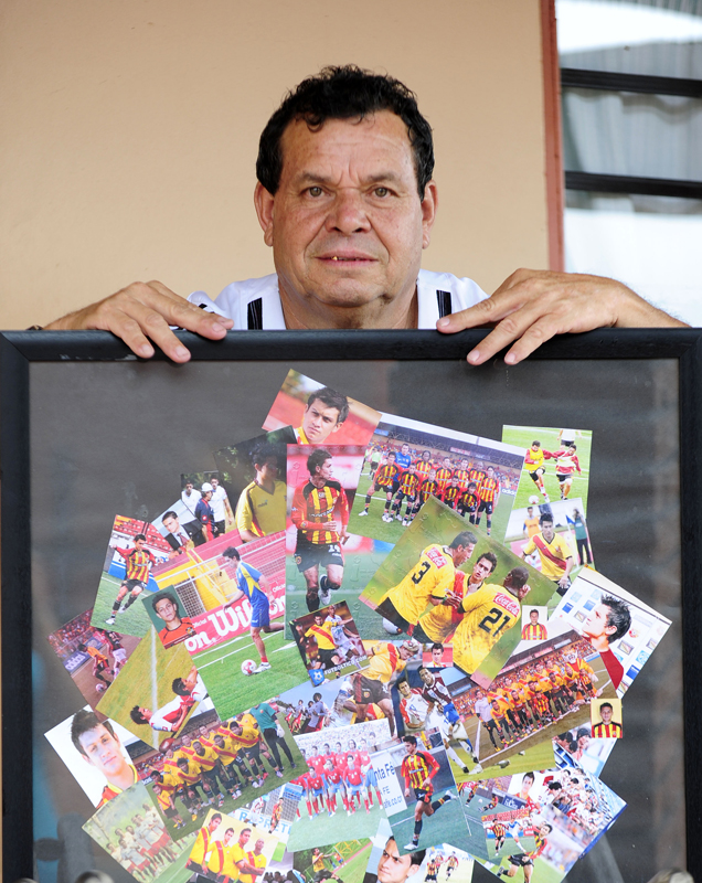 Miguel Cubero juntó una recopilación de recortes de su hijo. | GRACIELA SOLÍS