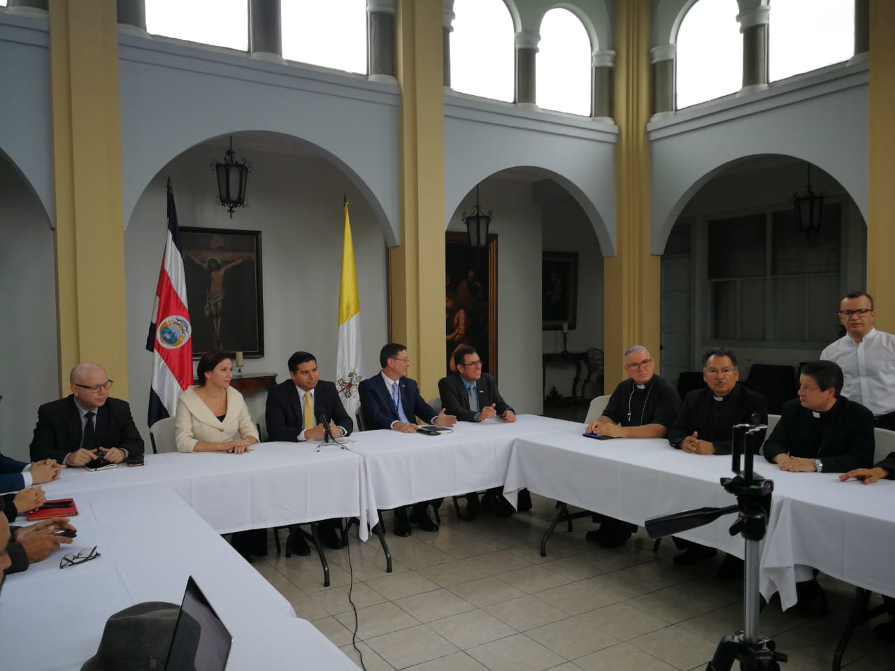 Comparecen en la reunión: Michael Soto, ministro de Seguridad; Marcia González, ministra de Justicia; Steven Nuñez, ministro de Trabajo; Román Macaya, presidente de la CCSS y Alejandro Muñoz, presidente de Recope. Por el clero: Edwin Aguiluz, Javier Román y José Rafael Quirós. Foto: Patricia Recio.