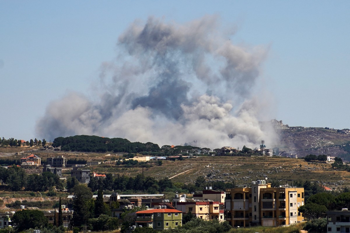 Una fotografía tomada desde la zona sur de Nabatieh muestra una columna de humo elevándose desde el lugar de un bombardeo aéreo israelí contra la localidad de Kfar Tibnit, en el sur del Líbano, el 4 de junio de 2026.