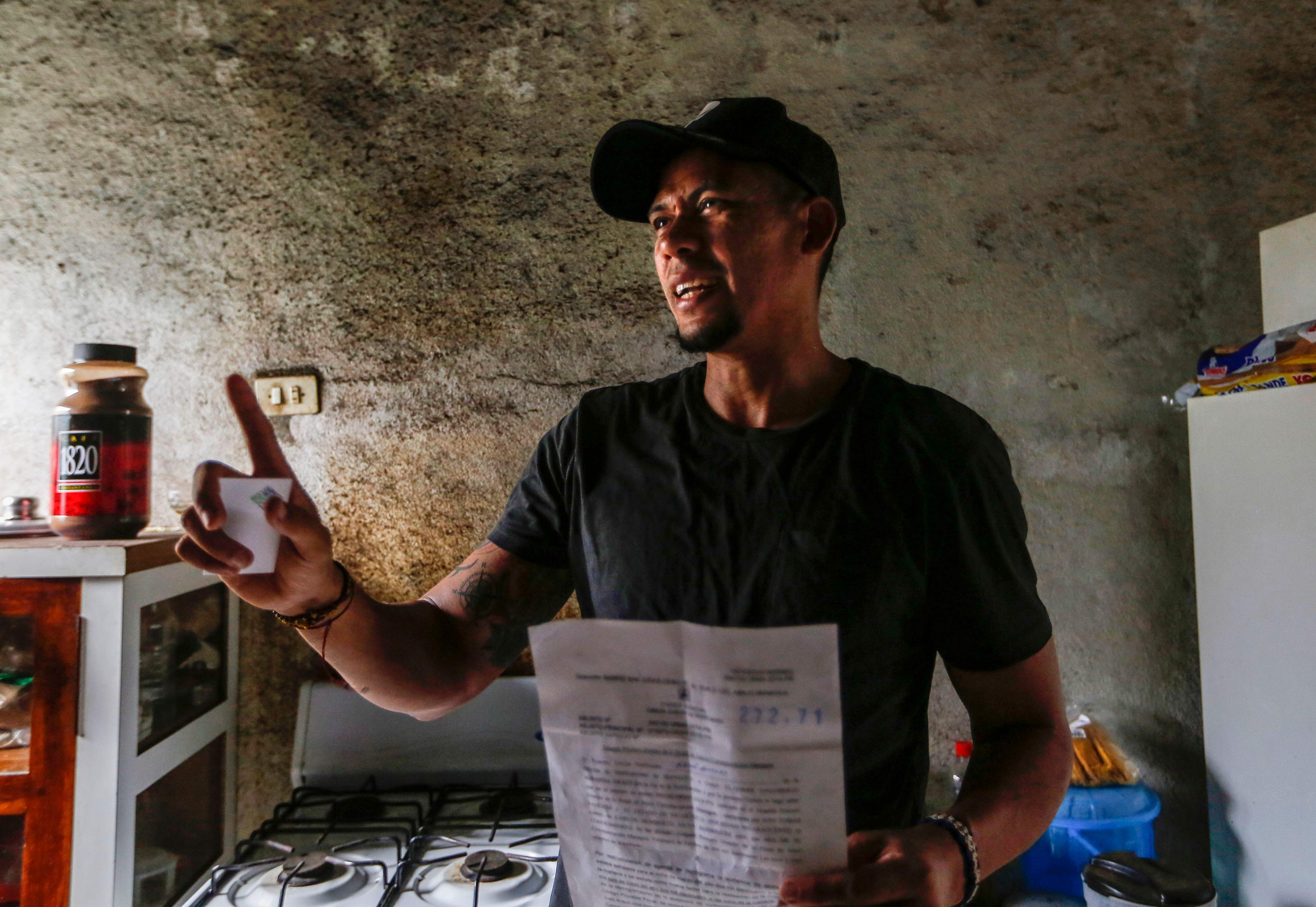 El jugador de baloncesto nicaragüense Carlos Silva, quien salió de la cárcel el día anterior para cumplir su condena en casa, habla con AFP en su casa en Managua el 28 de febrero de 2019.
Foto: AFP