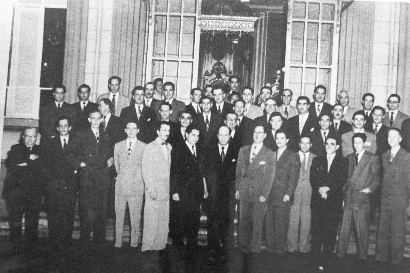 Grupo de diputados constituyentes de Costa Rica en 1949 durante la aprobación de la Constitución Política el 7 de noviembre.