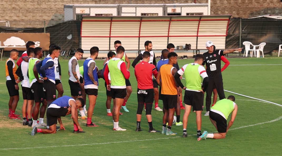Alexandre Guimaraes está contento con la respuesta de los integrantes de Liga Deportiva Alajuelense en sus prácticas.