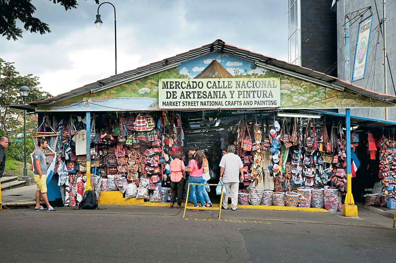 Son 88 los locales dentro de esta fachada, vista desde la avenida central de San José. En uno de ellos trabaja el exfutbolista Maximilien Peynado, que vende chocolates artesanalaes... en media calle. | ALBERT MARÍN