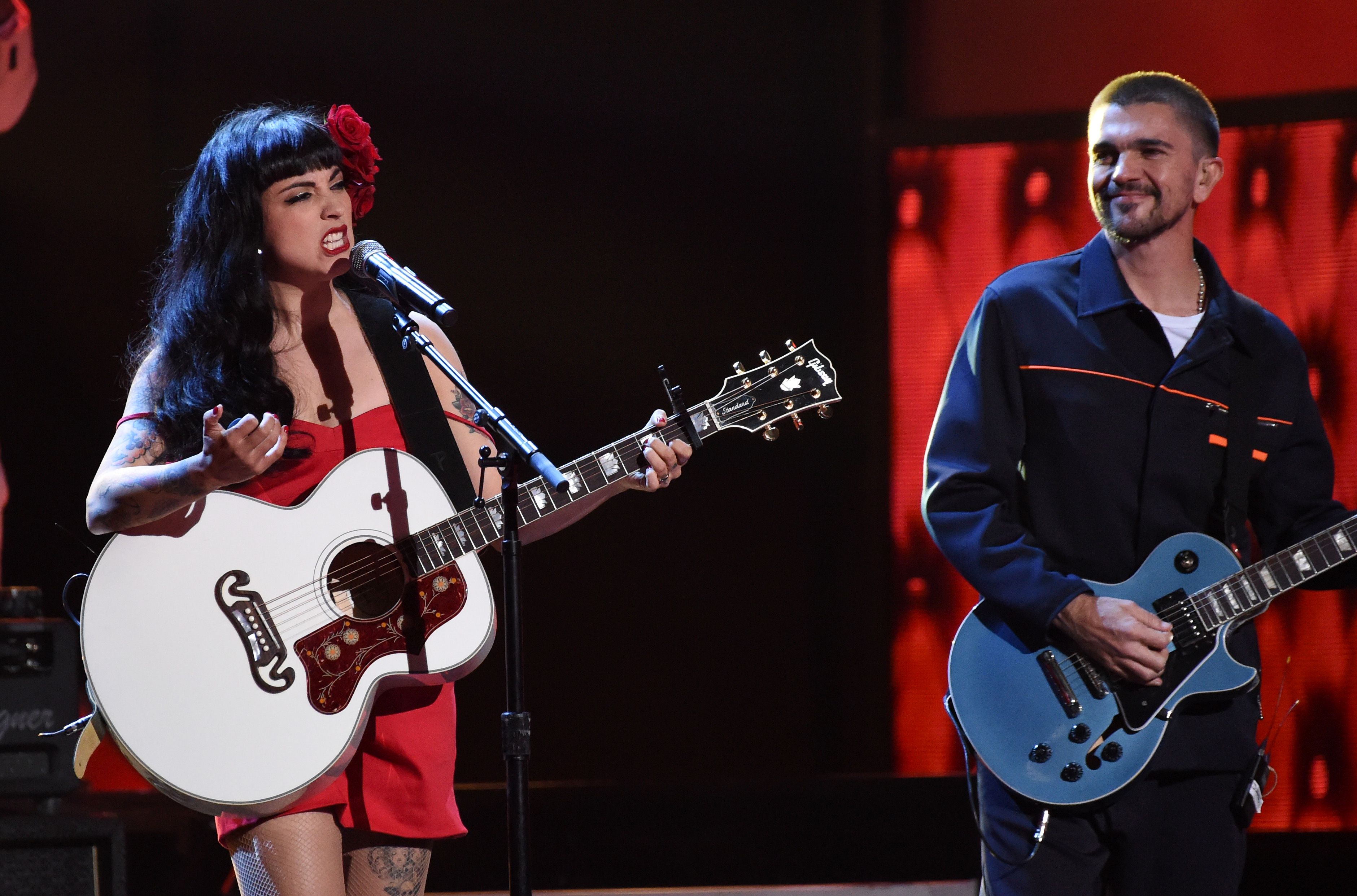 Mon Laferte, quien se presentó en los Grammy con Juanes, actuará en el Vive Latino 2017.