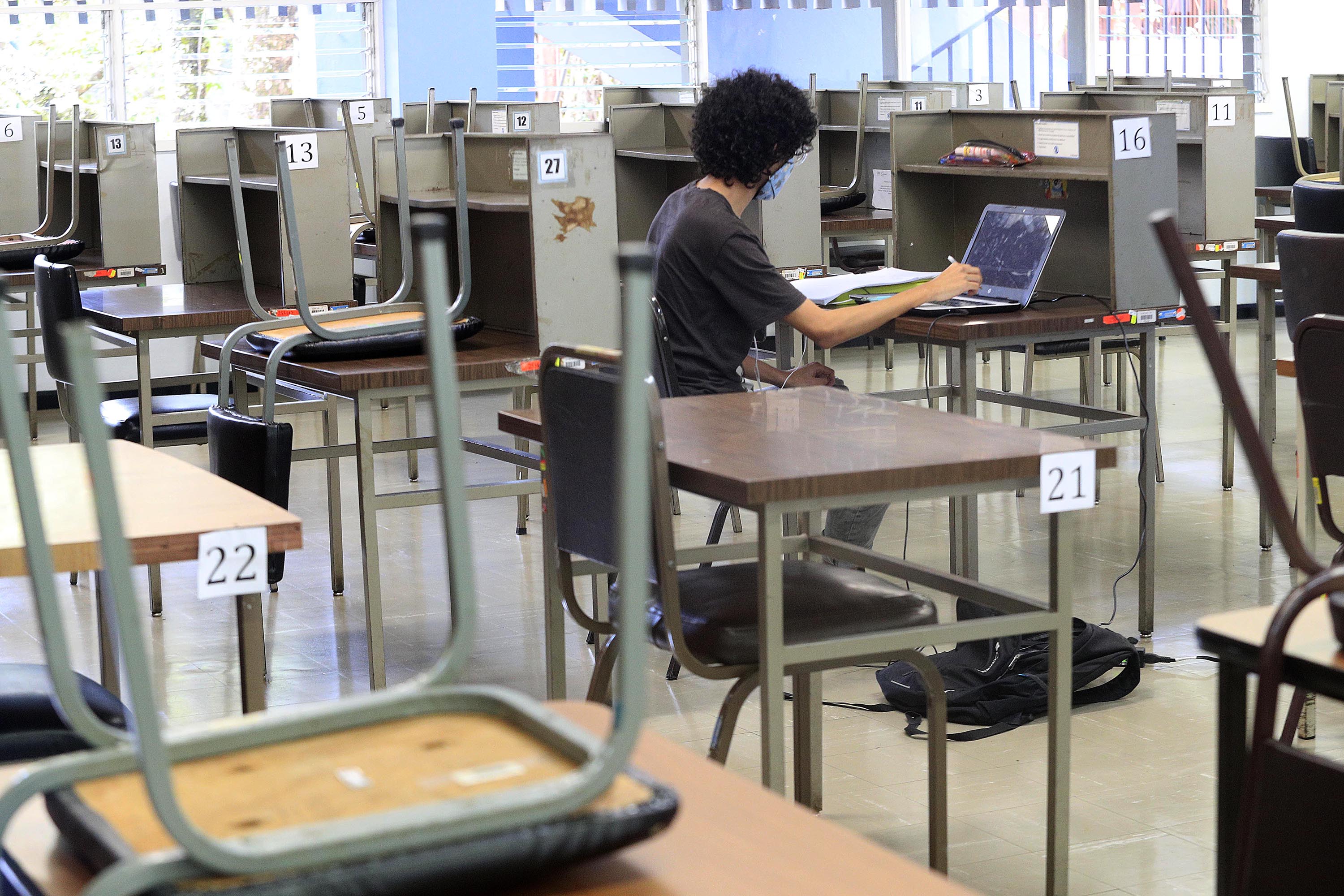 01/12/2021 San Pedro. Instalaciones de la Universidad de Costa Rica (UCR). Muy pocos estudiantes reciben clases presenciales y poquísimos visitan las bibliotecas. Camilo Vargas, en la biblioteca Carlos Monge Alfaro.