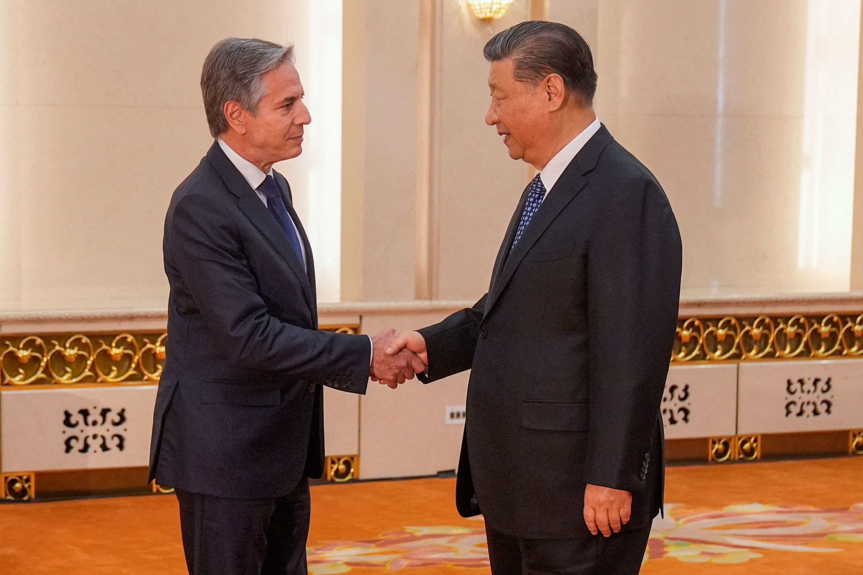 El secretario de Estado de Estados Unidos, Antony Blinken (izq.), le da la mano al presidente de China, Xi Jinping, en el Gran Salón del Pueblo de Beijing el 26 de abril de 2024. (Foto de Mark Schiefelbein / POOL / AFP)