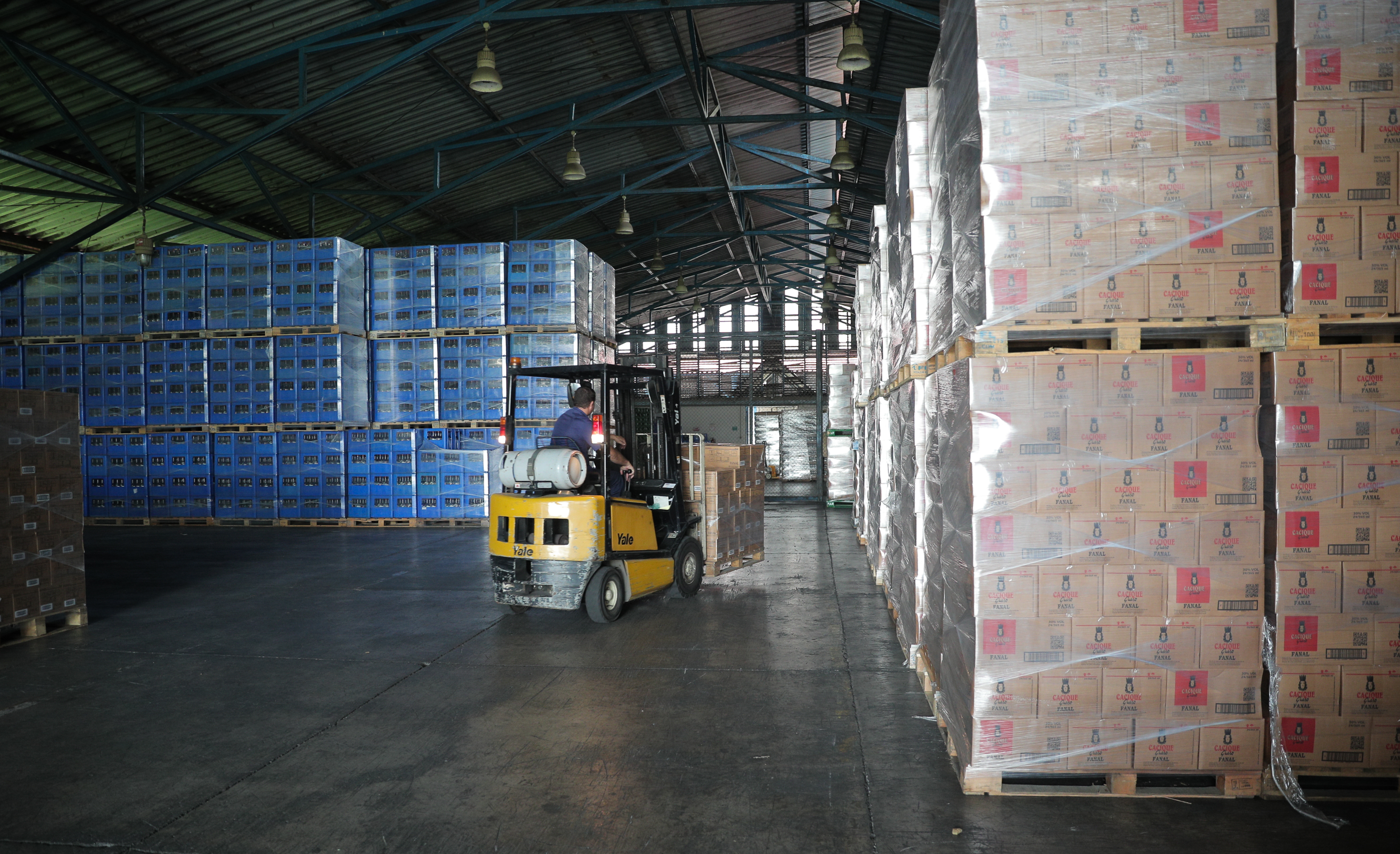 El manejo del monopolio estatal del alcohol se concreta por medio de la Fábrica Nacional de Licores (Fanal), entidad adscrita al Consejo Nacional de Producción (CNP). La fábrica debe trasladar el 50% de sus ganancias al Consejo. Foto Jeffrey Zamora