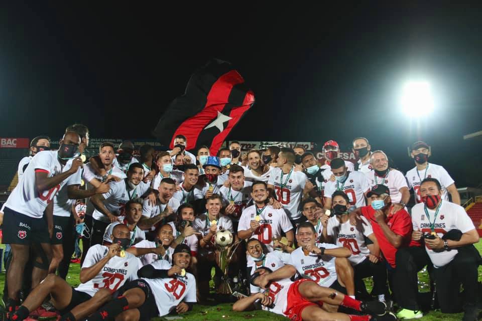 La foto histórica del equipo campeón que ganó la ansiada 30 para el liguismo. Fotografía: Prensa Alajuelense
