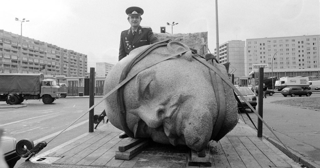 La Unión de Repúblicas Socialistas Soviéticas (URSS), también conocida como Unión Soviética, fue una federación de repúblicas de ideología comunista que existió entre 1922 y 1991. La URSS ocupaba los territorios actuales de Rusia y de algunos de los países colindantes.