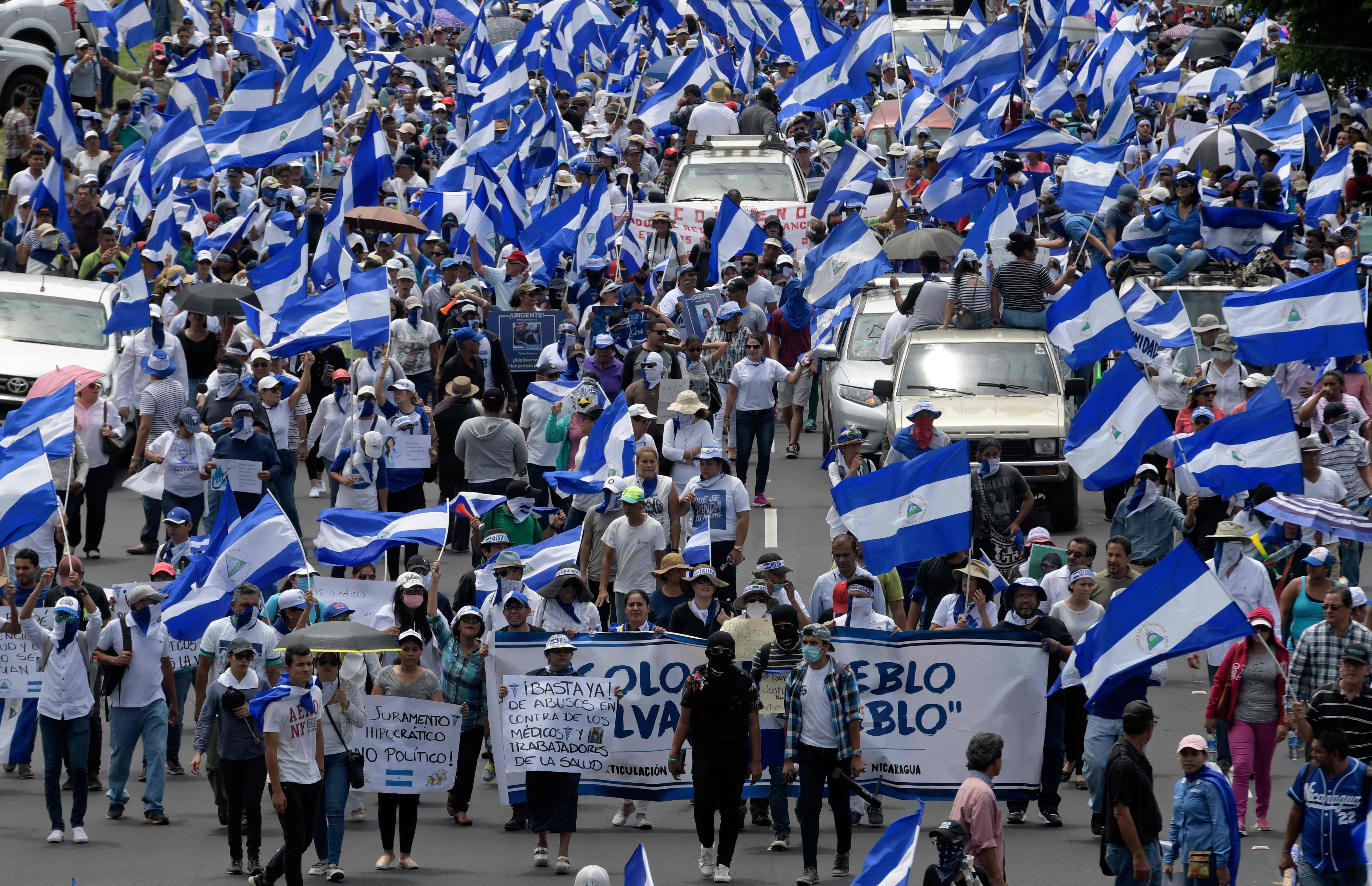 Miles de personas en Managua se manifestaron a favor de los médicos que fueron despedidos por ayudar a los manifestantes heridos. Foto: AFP