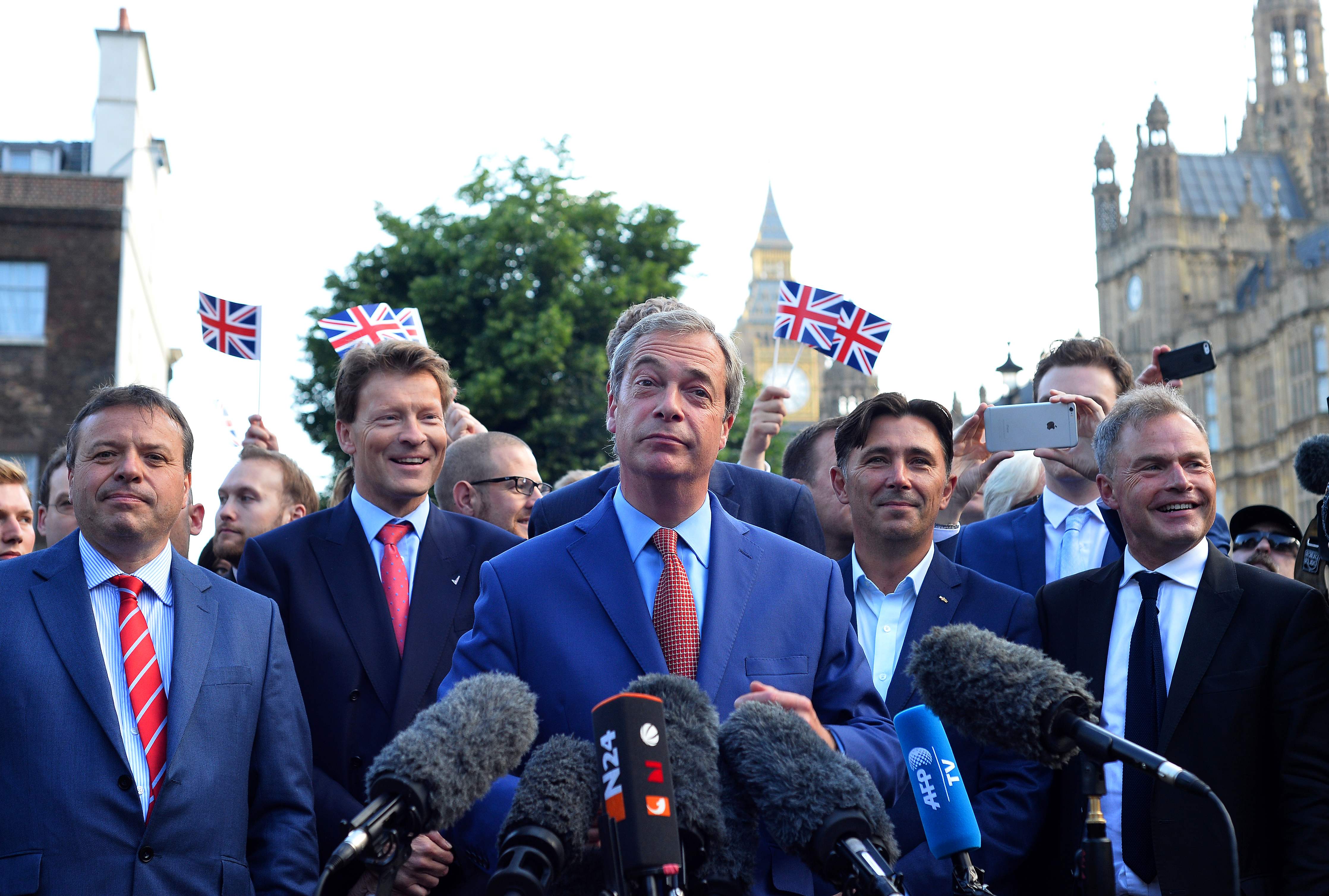El líder del Partido de la Independencia del Reino Unido en una conferencia de prensa en las afueras del Parlamento, en Londres, Inglaterra.