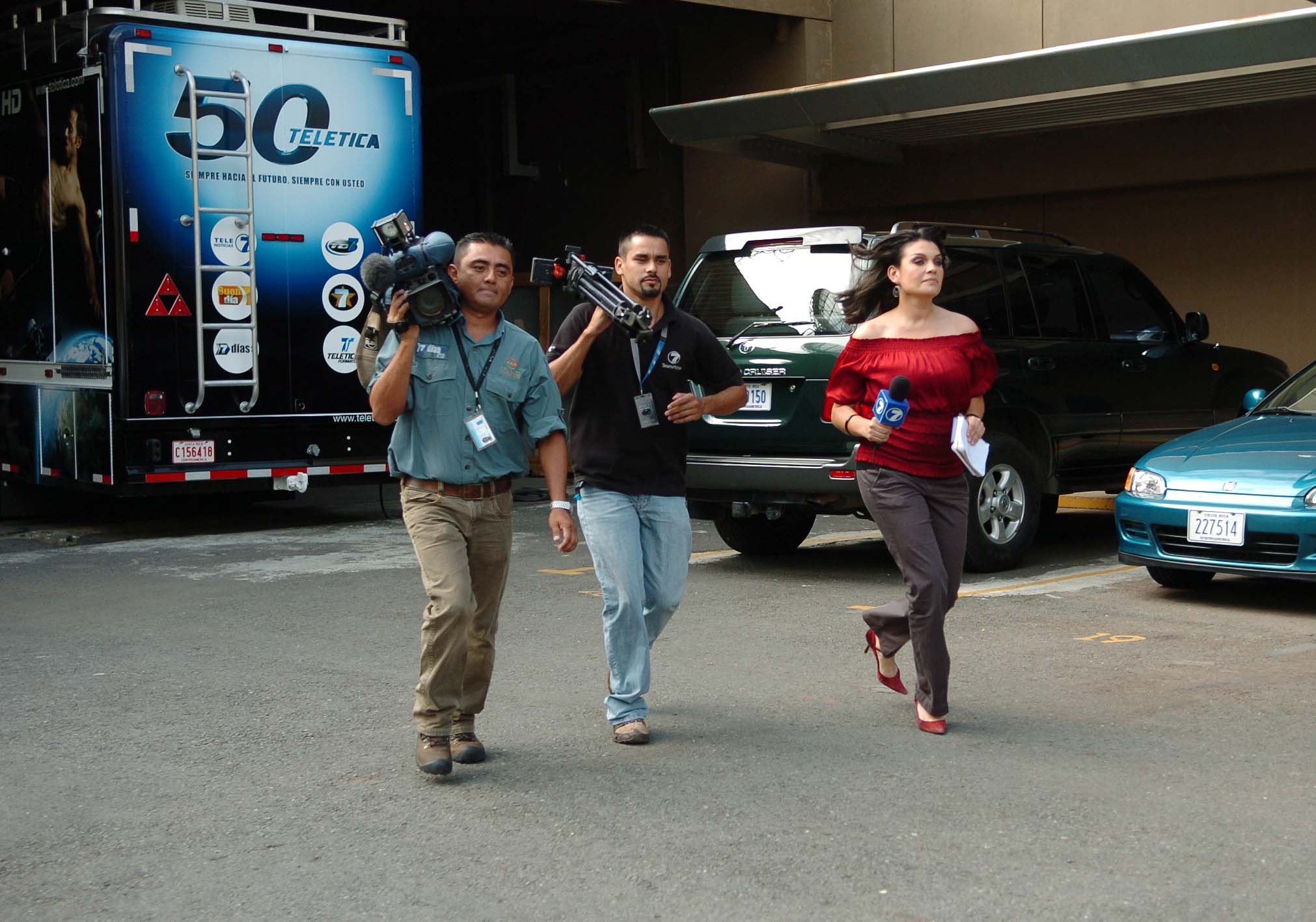 Natalia García rumbo a una cobertura para 'Telenoticias', en el 2010.