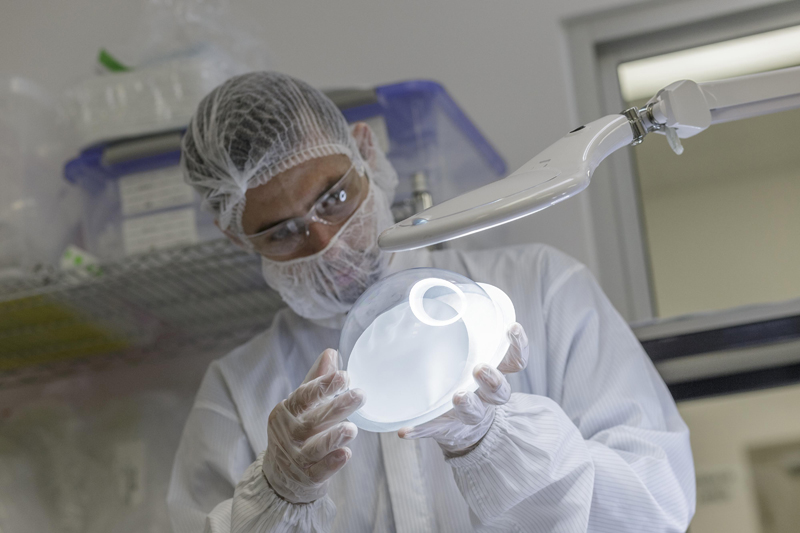 23 setiembre 2015
Zona Franca El Coyol, El Coyol, Alajuela.
Establishment Labs, empresa costarricense que fabrica implantes mamarios. Los de última generación llevan un chip con información importante.
FOTO: Andrés ARCE / GN.