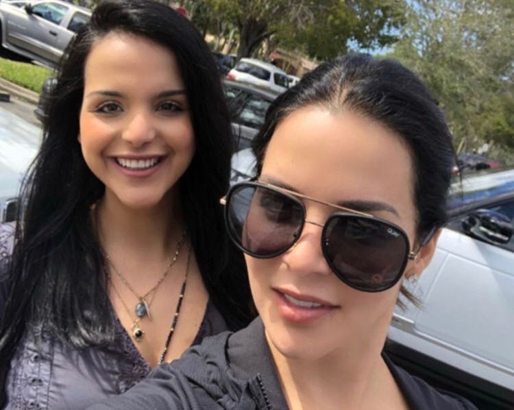 Lynda Díaz y Nicole, su hija, quien se casa este sábado 7 de abril. (FOTO exclusiva Entretenimiento/La Nación)