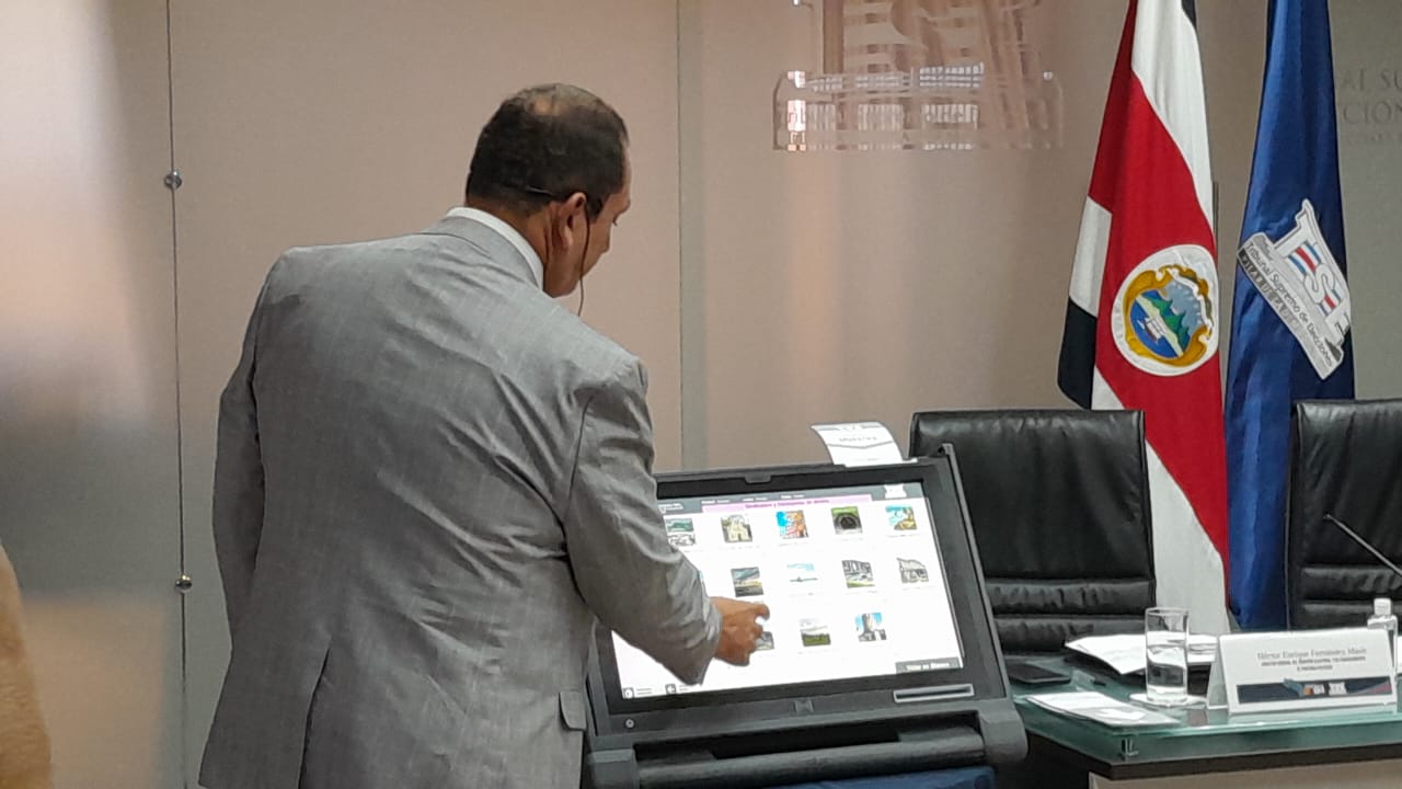 Héctor Fernández, magistrado suplente y director del Registro Electoral, aclaró que la máquina es simplemente una herramienta de votación; el voto real se registra en la papeleta. En la imagen, se observa una prueba en curso con una de las máquinas. Foto: Josué Bravo