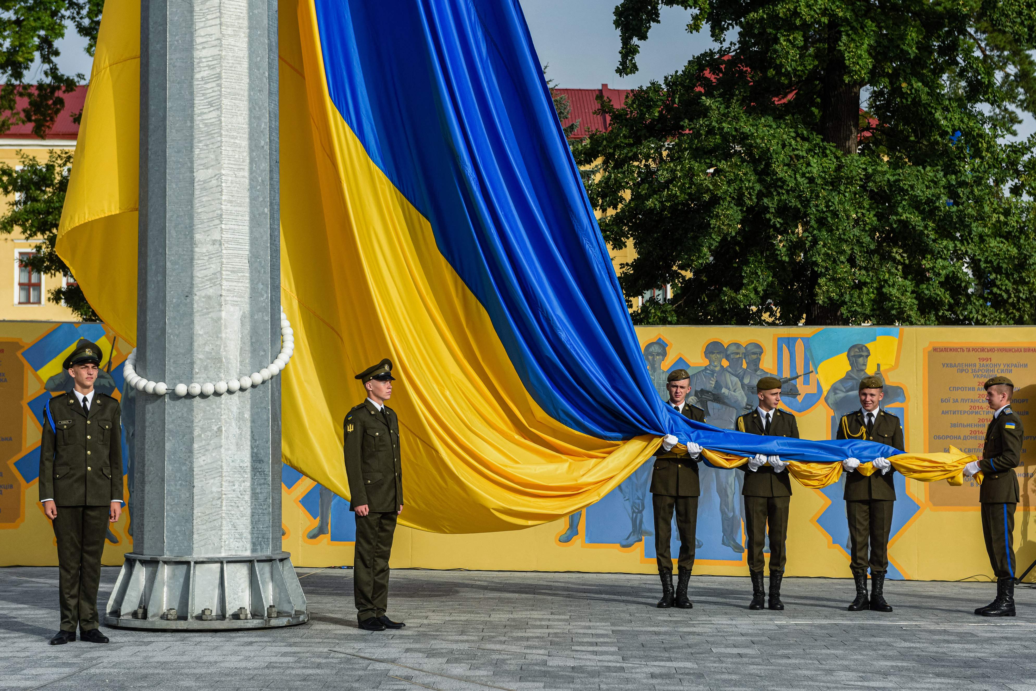 TOPSHOT - Ukranian members of the honour guard attend a ceremony to mark the Day of the National Flag of Ukraine, in western city of Lviv on August 23, 2022. (Photo by YURIY DYACHYSHYN / AFP)