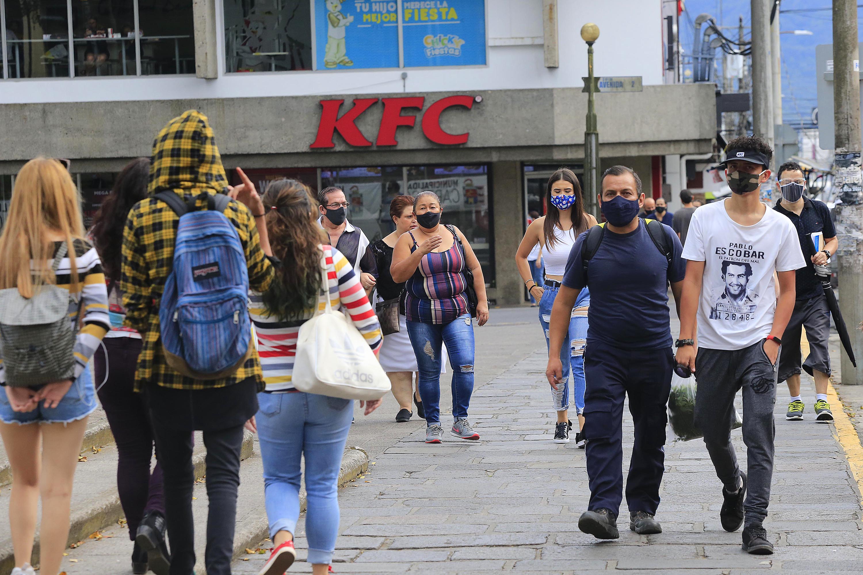 09/09/2020 Cartago. Este miércoles, primer día de la fase de apertura bajo un nuevo modelo de gestión de la pandemia, se registraron 1.327 casos nuevos, la cifra más alta diaria, con la cual se alcanzaron 51.224 enfermos. En las calles de Cartago se pudo observar personas que no usaban la mascarilla, como ordena el ministerio de Salud, o no la usan correctamente. También se aprecian casos de descato a cumplir con el debido distanciamiento físico, sobre todo en filas para abordar el autobús. Foto: Rafael Pacheco