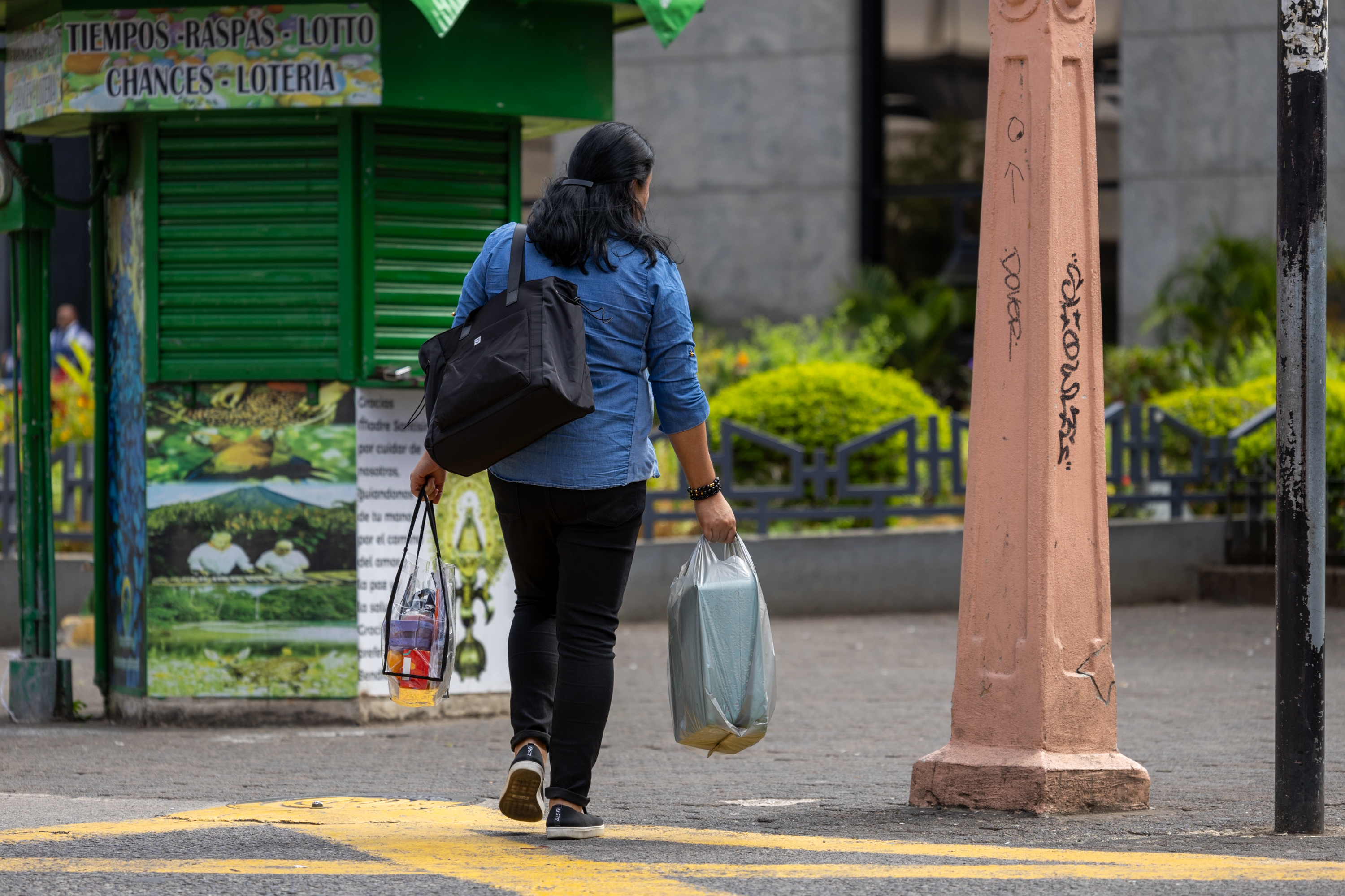 13/02/2025, San José, Avenida Central, fotografías dela venta de arreglos florales para este día de los enamorados.
