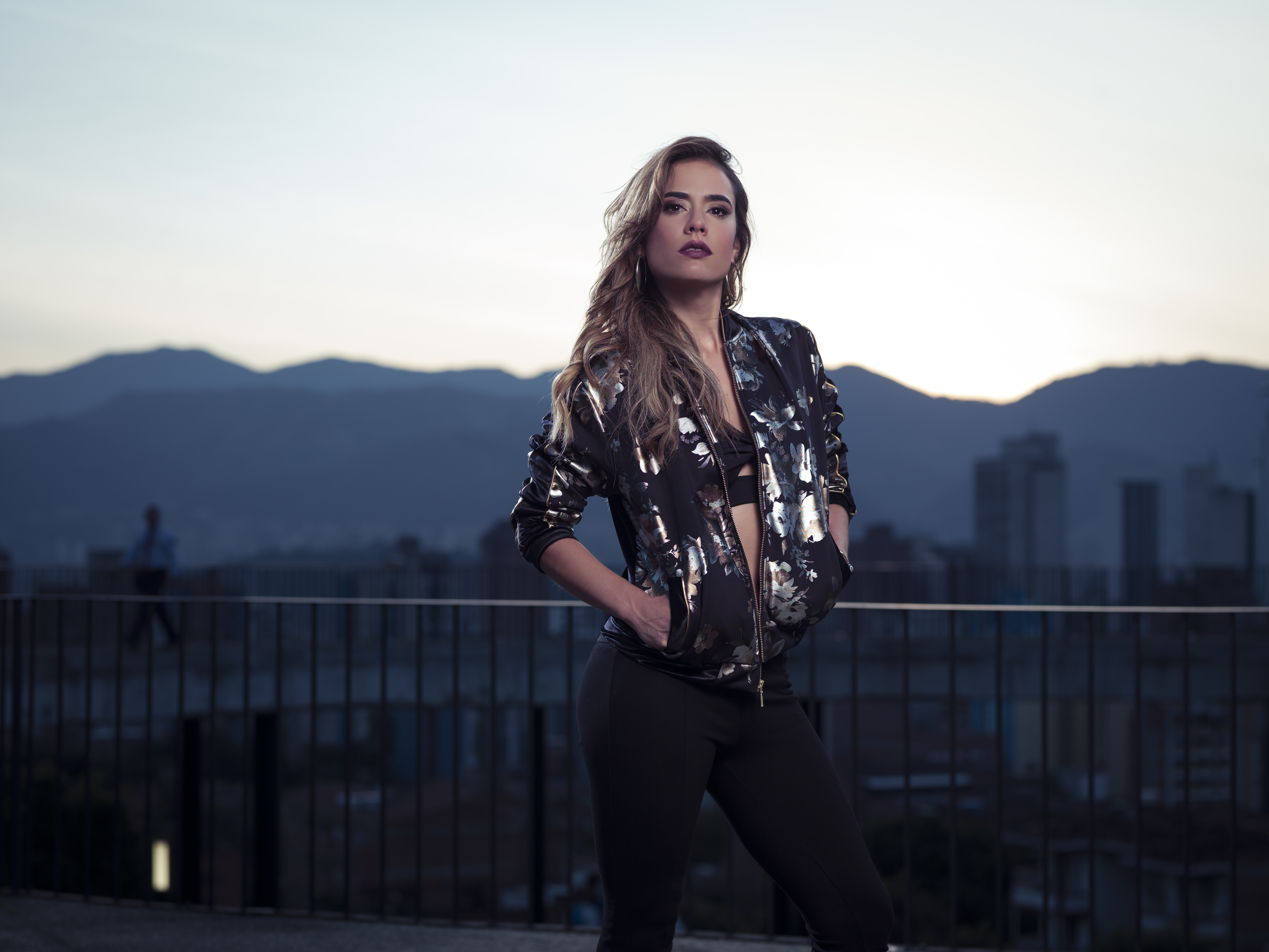credito: Canal Caracol
Yeimy Montoya paga una injusta condena en Nueva York tras haber sido engañada por el hombre que amaba. Por lo tanto, hace un pacto con las autoridades judiciales para capturar al hombre que asesinó a su familia.
CAROLINA RAMÍREZ es TAMY EO0A2237 PH ANDRES VALBUENA