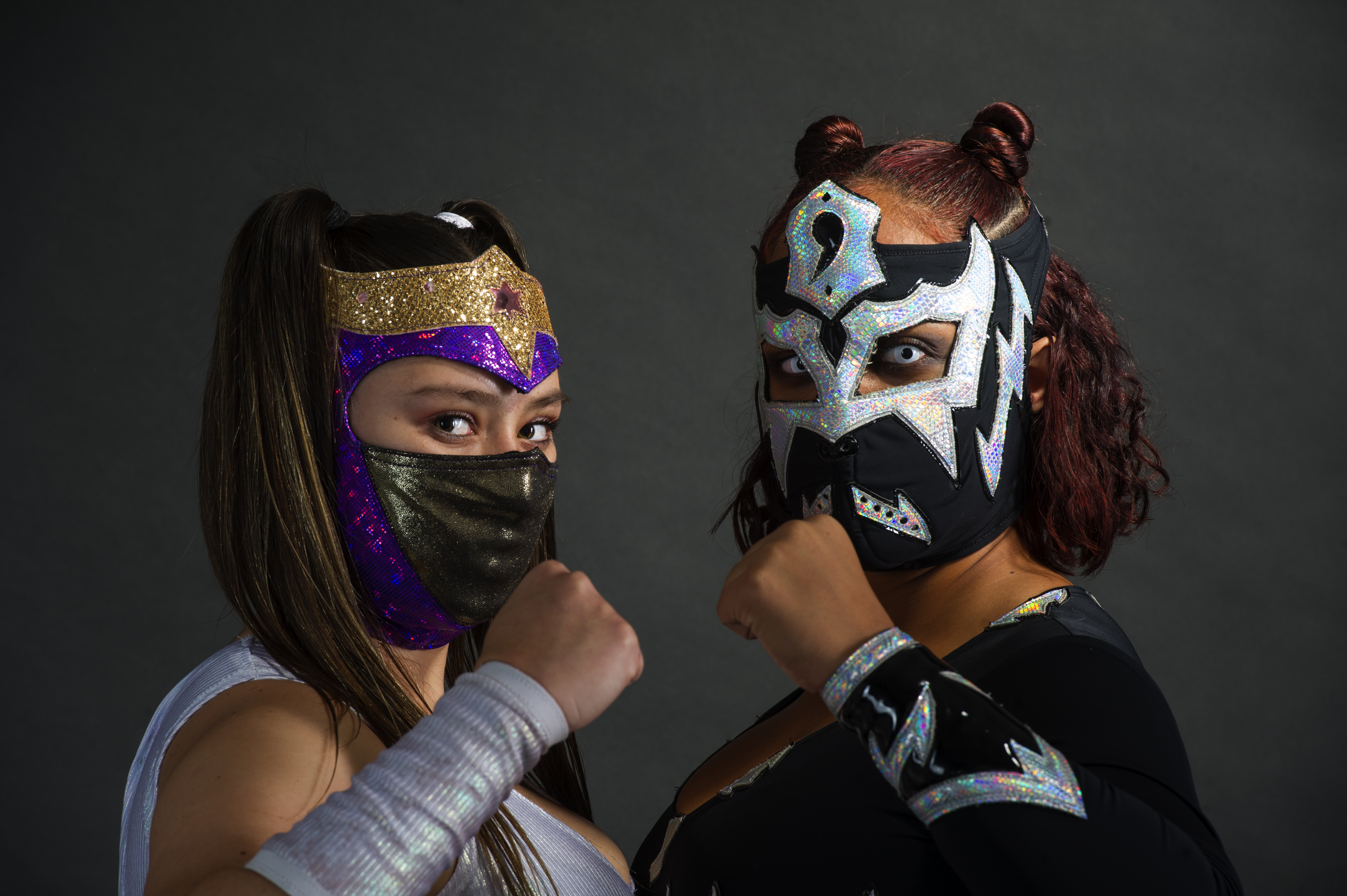 Equipo de lucha libre de Luchamanía ubicado en gimnasio ciudad deportiva de Hatillo 2 en la imagen las luchadoras Medusa y Lady Genesis . foto: Marvin Caravaca.