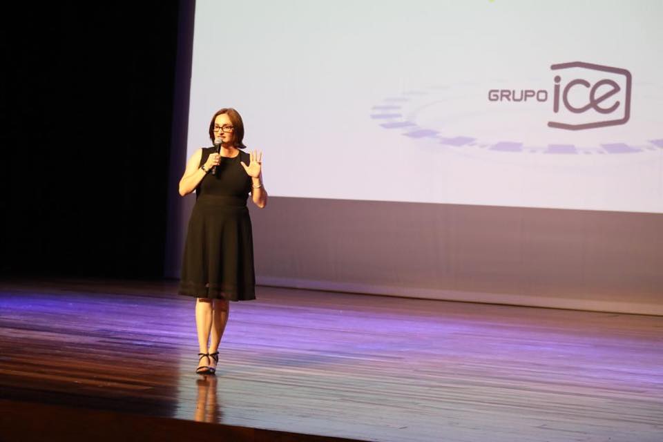 Irene Cañas, jerarca del ICE, este jueves en el Teatro Nacional durante una actividad exclusiva de presentación de la nueva hoja de ruta de la entidad en próximos años. / Imagen cortesía de Irene Cañas