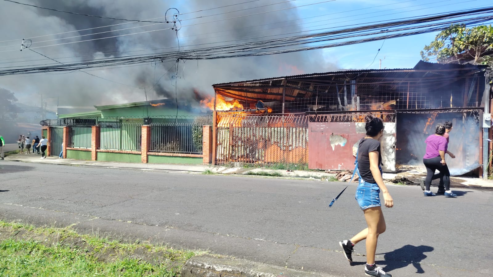 Bomberos de Costa Rica van rumbo a la atención del incendio estructural en Quesada Durán que dejó dos menores de edad y un adulto fallecidos, según confirmó Bomberos de Costa Rica. Fotografía:
