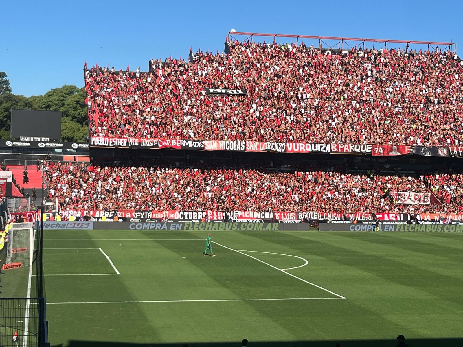 Keylor Navas vive con pasión su primer clásico de Rosario, entre Newell's y Central.