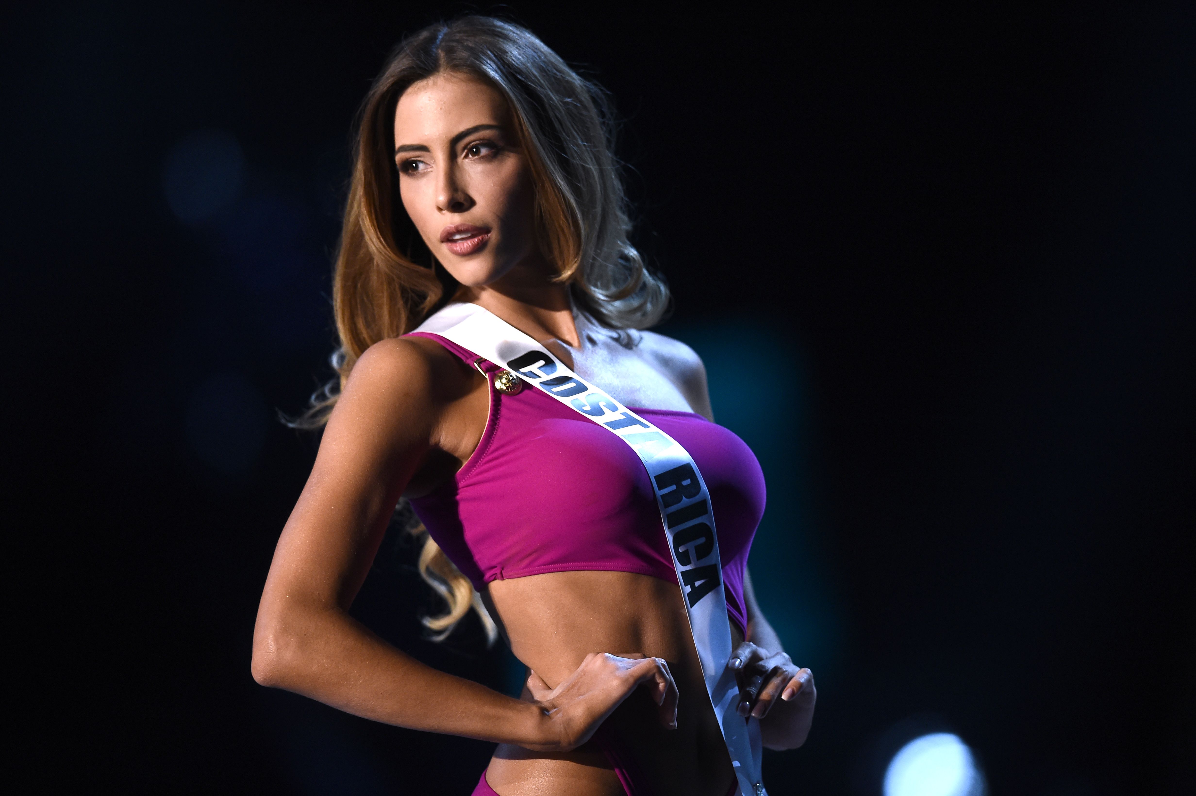 La representante costarricense Natalia Carvajal durante la presentación del traje de baño en el Miss Universo. . Fotografía de Lillian SUWANRUMPHA / AFP)