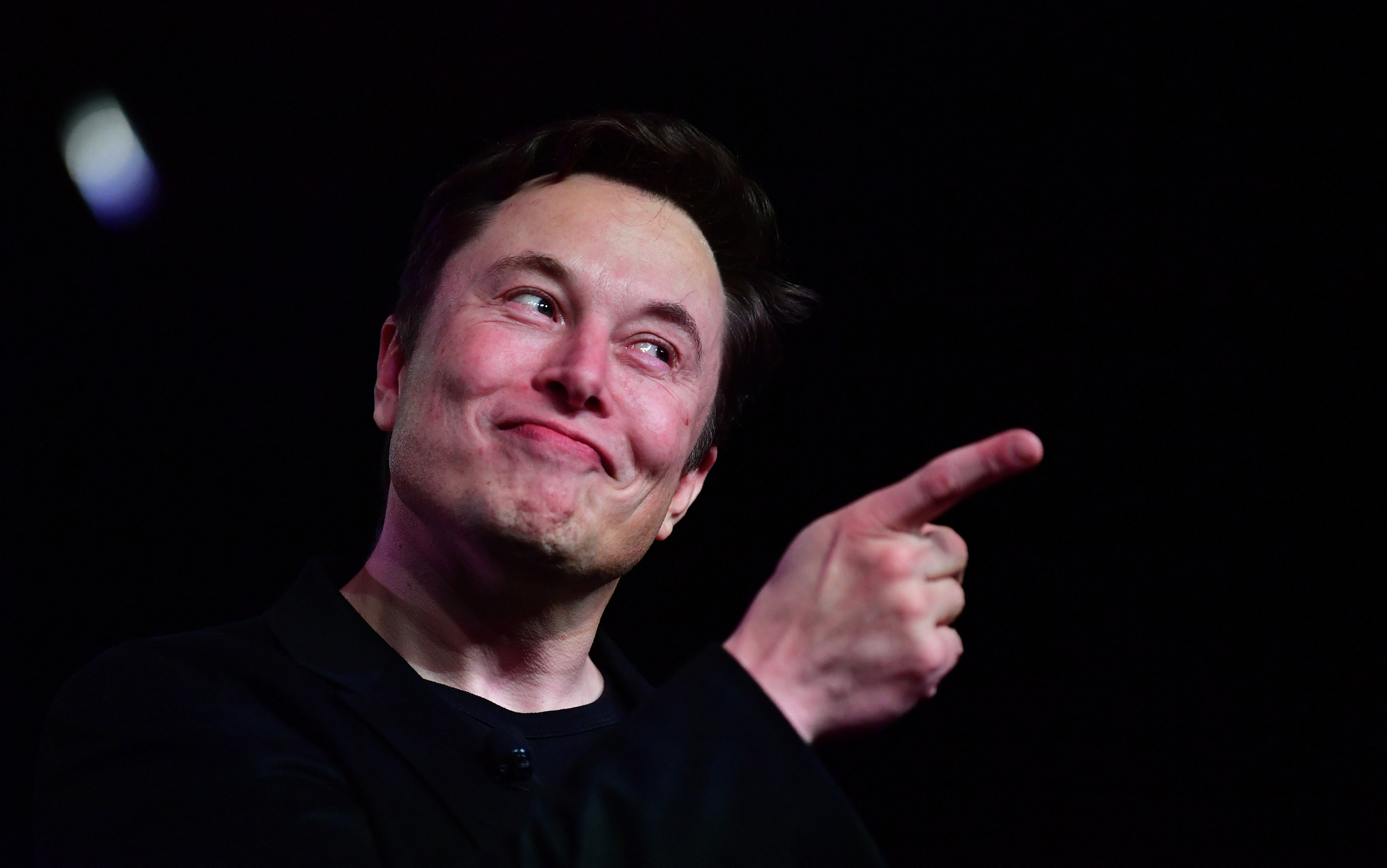 Musk despidió al director ejecutivo Parag Agrawal, así como al director financiero de la compañía y al jefe de política legal, confianza y seguridad, informaron el Washington Post y CNBC citando fuentes no identificadas.