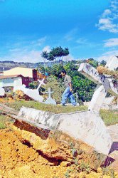En el cementerio de Llano Bonito, en León Cortés, varias tumbas fueron removidas por el fuerte sismo. La escena produjo alarma entre los deudos, que acudieron a verificar los daños ayer en la mañana. Violento. |
FRANCISCO RODRíGUEZ /LA NACIÓN