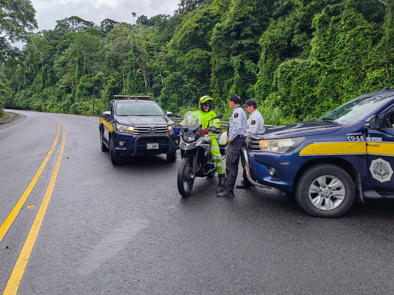 La ruta 32, que conecta San José con el Caribe, reabrió este domingo después de un cierre de 48 horas por fuertes lluvias. Se insta a los conductores a tener precaución.